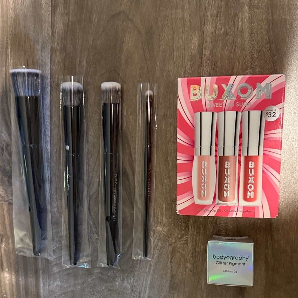 Buxom Lip Gloss Trio with Makeup Brushes